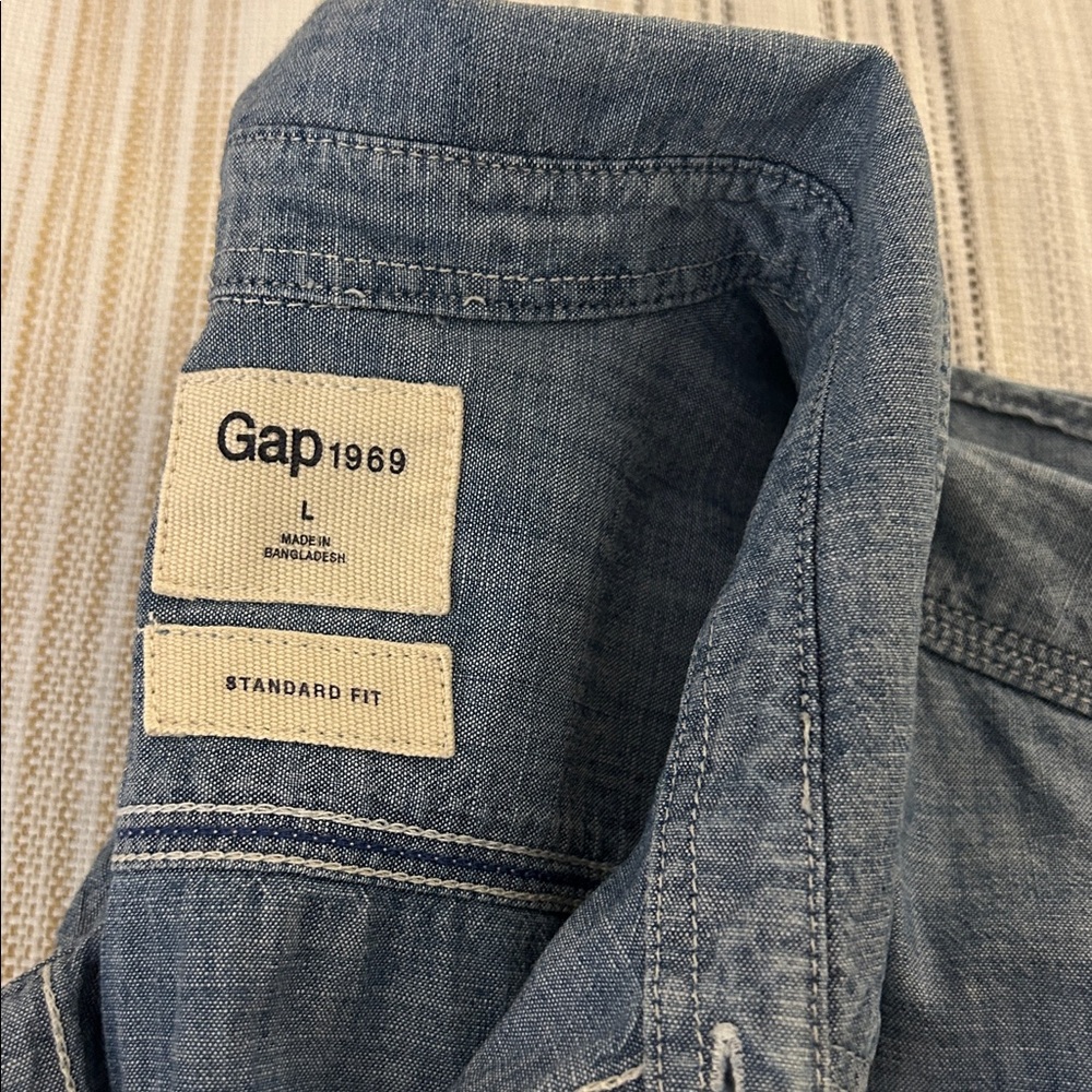GAP Men's Chambray Blue Button-Down Shirt Lightweight Jean - Picture 4 of 6